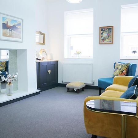 One Bedroom Luxury Ground Floor Apartment With Parking In Heart Holt ホルト エクステリア 写真