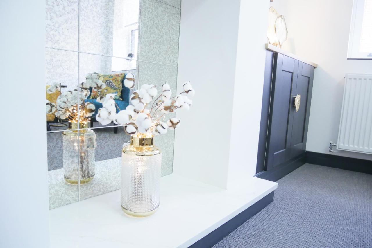 One Bedroom Luxury Ground Floor Apartment With Parking In Heart Holt ホルト エクステリア 写真