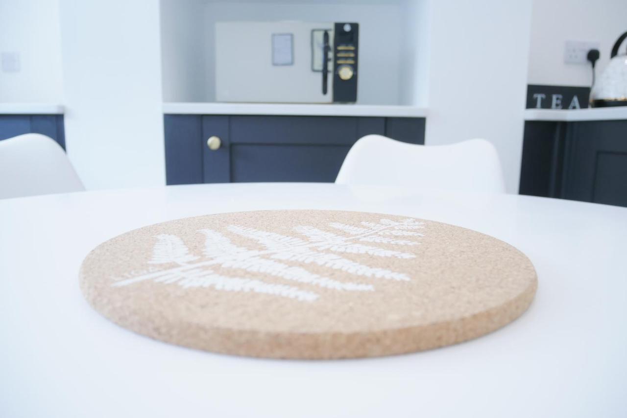 One Bedroom Luxury Ground Floor Apartment With Parking In Heart Holt ホルト エクステリア 写真