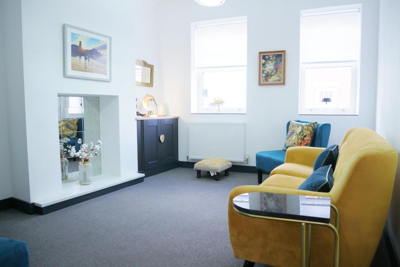 One Bedroom Luxury Ground Floor Apartment With Parking In Heart Holt ホルト エクステリア 写真
