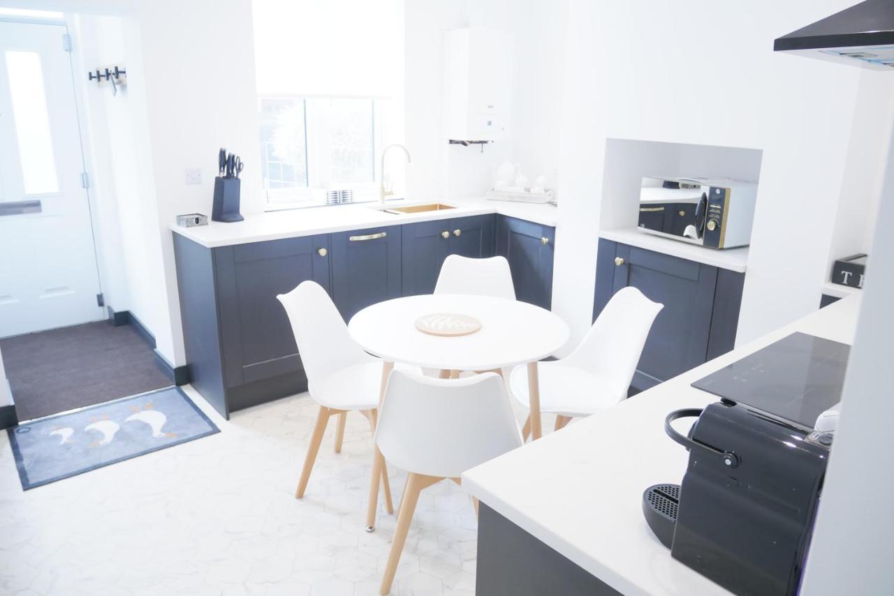 One Bedroom Luxury Ground Floor Apartment With Parking In Heart Holt ホルト エクステリア 写真