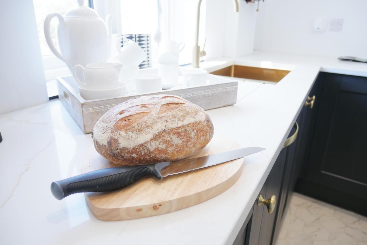 One Bedroom Luxury Ground Floor Apartment With Parking In Heart Holt ホルト エクステリア 写真