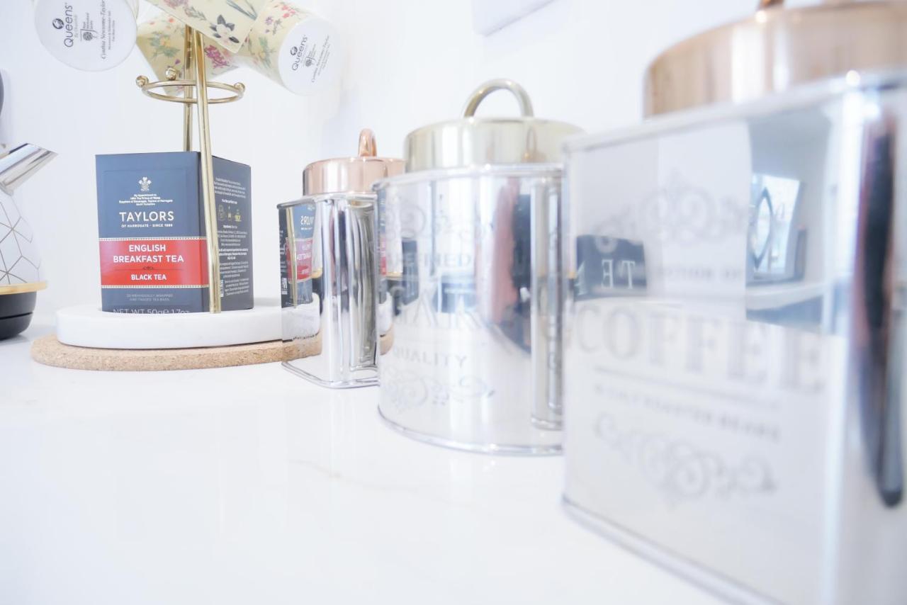 One Bedroom Luxury Ground Floor Apartment With Parking In Heart Holt ホルト エクステリア 写真