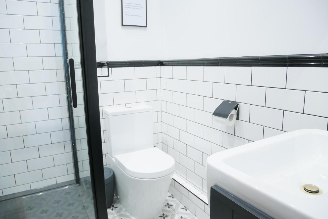One Bedroom Luxury Ground Floor Apartment With Parking In Heart Holt ホルト エクステリア 写真