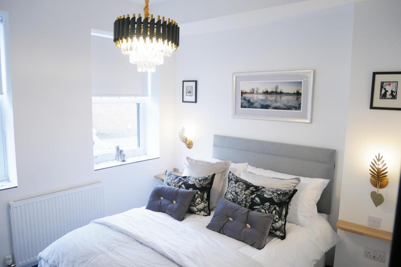 One Bedroom Luxury Ground Floor Apartment With Parking In Heart Holt ホルト エクステリア 写真